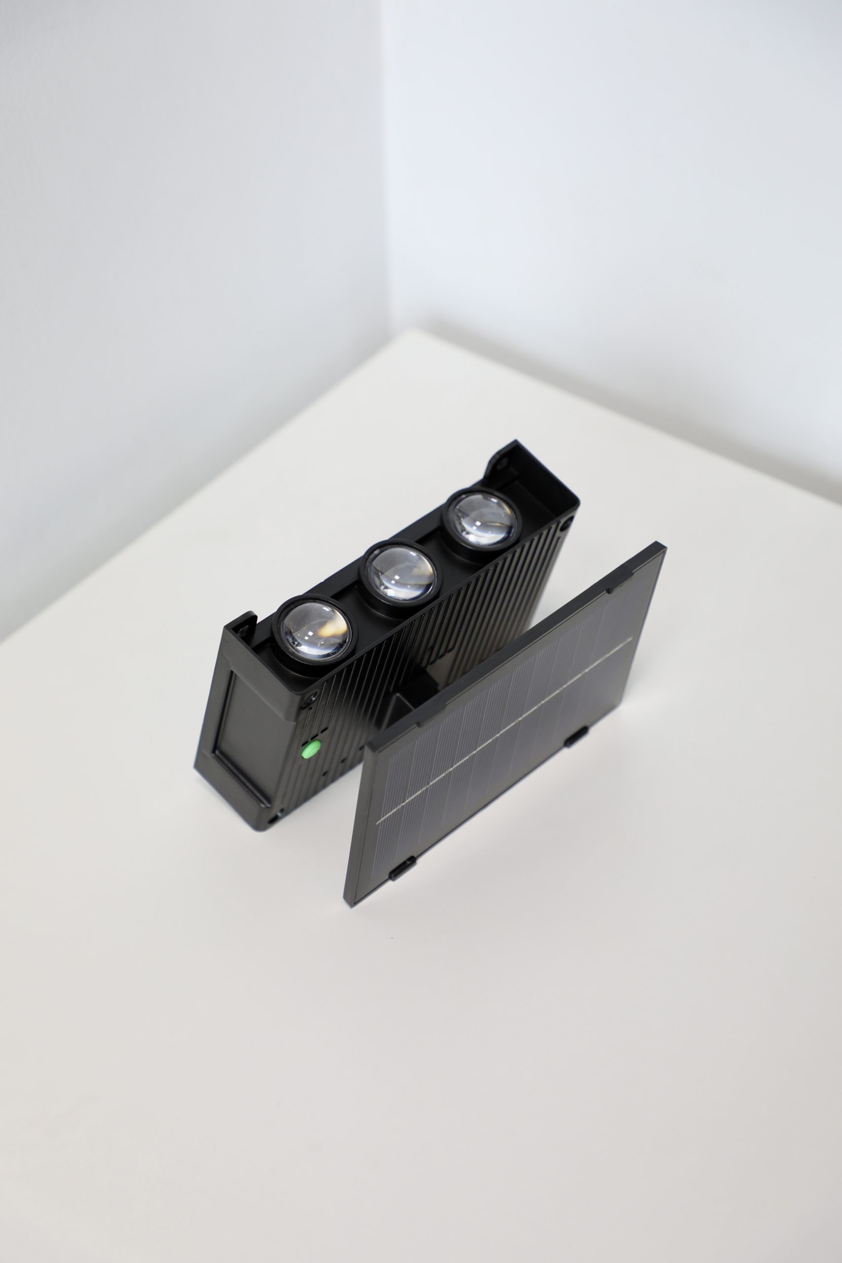 Lámpara de pared LED solar Blanco Frío, Blanco Cálido o RGB 0,6W y 0,9W